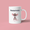 Kontorrotte - En keramikk-kopp med teksten kontorrotte og et design av en rotte med briller og en kaffekopp. Rosa bakgrunn.