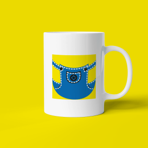 Filmkoppen #8 - en hvit keramikk-kopp med design av blå overalls på gul bakgrunn.