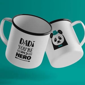 Hverdagshelt - Dad you're my hero - To hvite metallkopper,en med teksten Dad you're my hero og en med et motiv av en panda med hatt og sløyfe