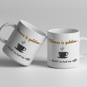 Silence is golden - To hvite keramikk-kopper med teksten "silence is golden" i gull og teksten "until ive had my coffee" i svart, med en kaffekopp