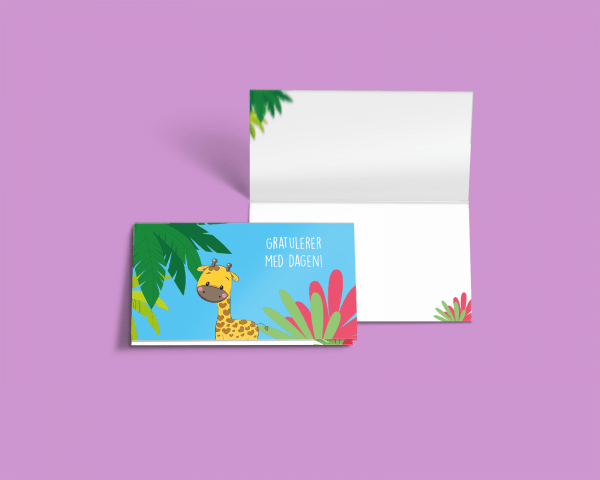 Bursdagskort sjiraff - Et kort med tekst og motiv av en baby sjiraff med tropiske blader rundt seg og en blå bakgrunn. Og et kort med hvit og små blader i hjørner.