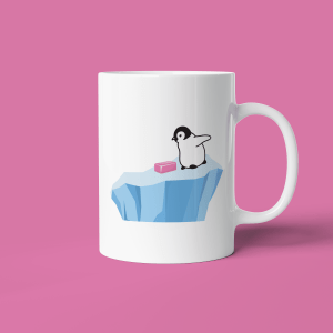 Filmkoppen #9 - En hvit keramikk-kopp med bilde av en pingvin og et rosa såpestykke på et blått isberg. Rosa bakgrunn