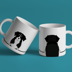 Kopp med hund - Berner sennen. To hvite keramikk-kopper som viser både forsiden og baksiden av en berner sennen hund som står med potene på et gjerde. mørk turkis bakgrunn.