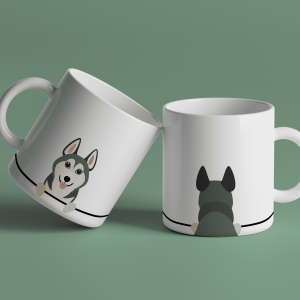 Hund på gjerdet - Husky. To hvite keramikk-kopper med en husky som står på et gjerde. Den ene koppen vise forsiden og den andre viser baksiden av hunden. Grønn bakgrunn.