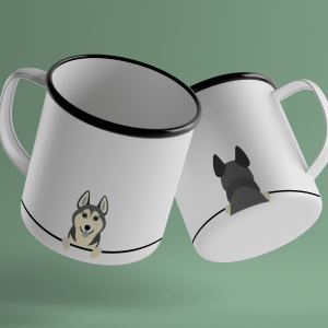 Hund på gjerdet - Husky. To hvite metallkopper med en husky som står på et gjerde. Den ene koppen vise forsiden og den andre viser baksiden av hunden. Grønn bakgrunn.
