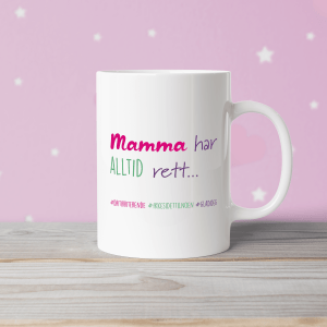 Mamma har alltid rett - verdens beste mamma-kopp. En hvit keramikk-kopp med teksten "mamma har alltid rett - #dritirriterende #ikkesidettilnoen #gladideg. rosa bakgrunn
