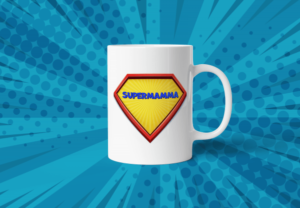 Supermamma - verdens beste mamma. Hvit keramikk-kopp med teksten Supermamma på et superhelt emblem. Turkis og mørke turkis bakgrunn.