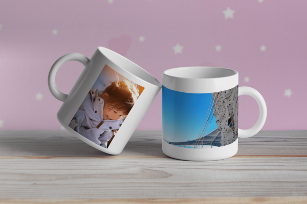 design din egen kopp. to kopper med fotografi på. Et av en liten jente, og ett av en bro og klatrevegg