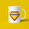 Superpappa - verdens beste pappa. Hvit keramikk-kopp med teksten Superpappa på et superhelt emblem. Gul bakgrunn